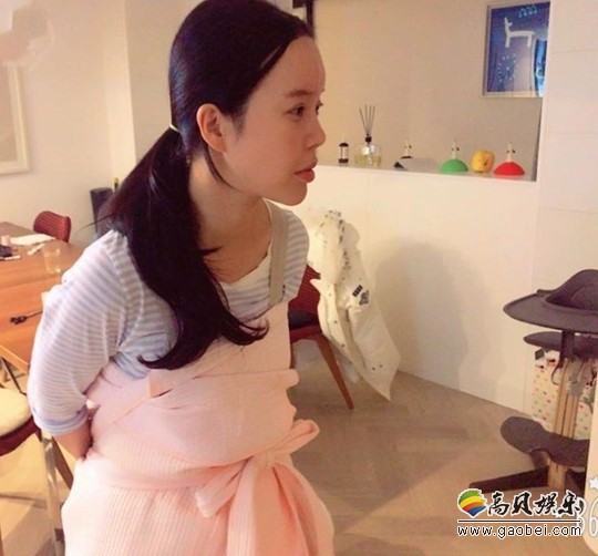 李菊主晒出一张歌手白智荣的照片  扎着头发一展母亲的平凡面貌