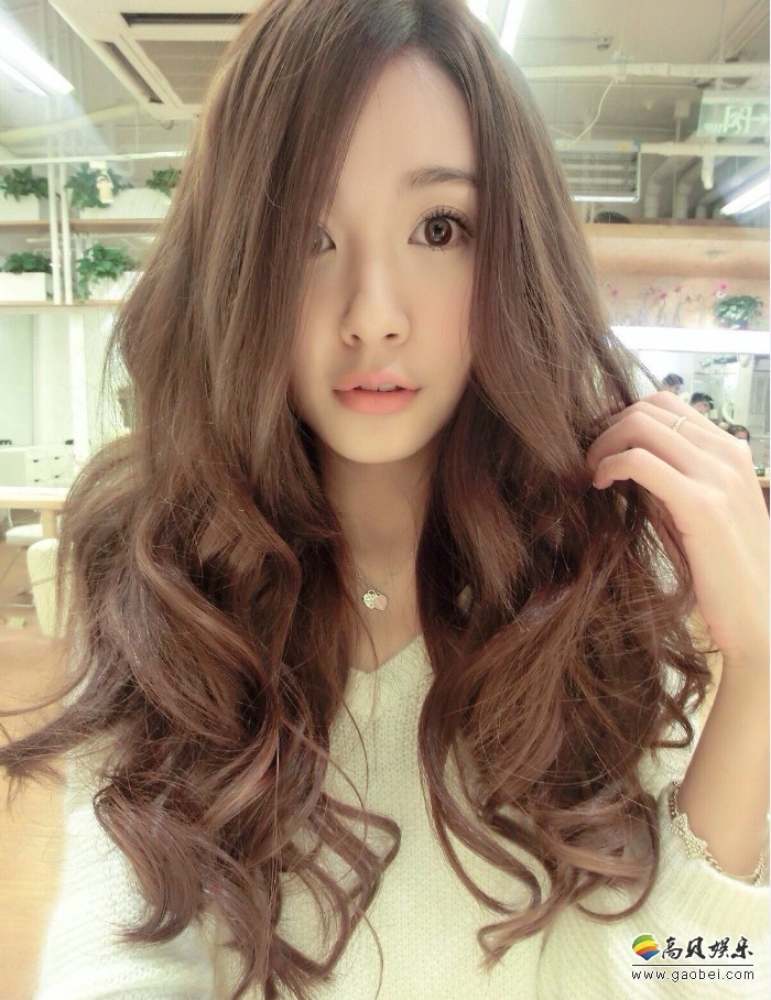 张子萱分享日常：女儿安安新衣服，半夜拍摄平铺图