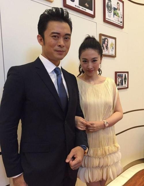 贾晓晨在香港顺产生女：樊少皇通过微博，分享喜悦