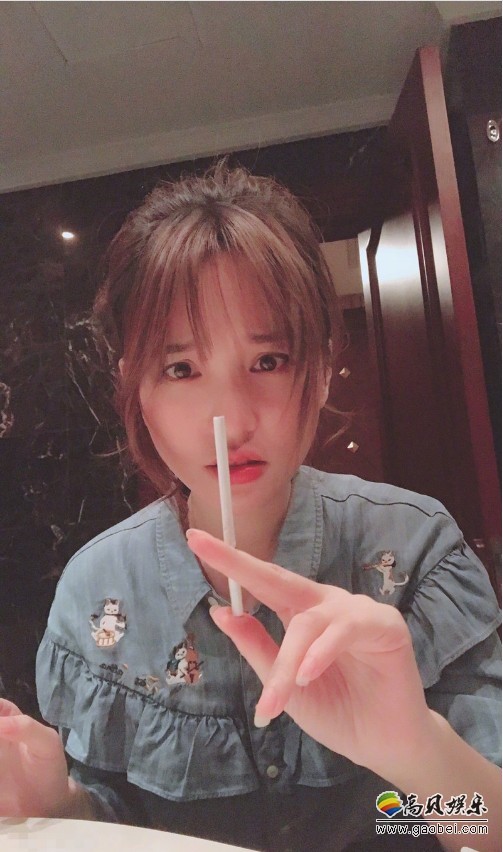 金莎微博分享吸烟照：抱怨自己拍戏，不得不练习吸烟