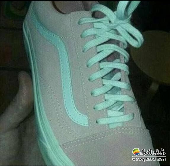 鞋子颜色又起争吵：究竟是粉白色还是灰绿色