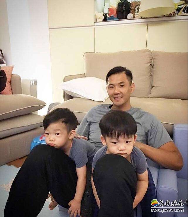 陈建州(黑人)看着整蛊双胞胎儿子视频：哈哈大笑