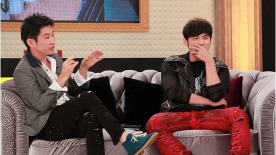 周杰伦晒出与御用化妆师杜国璋合照：极具造型感