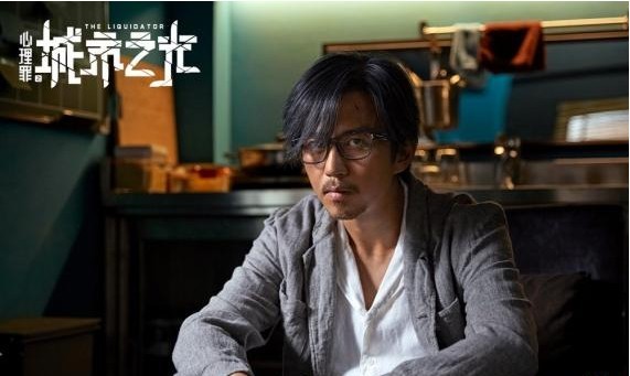 《心理罪之城市之光》特辑:邓超片场秀“反差萌” 《心理罪之城市之光》特辑:邓超片场秀“反差萌”