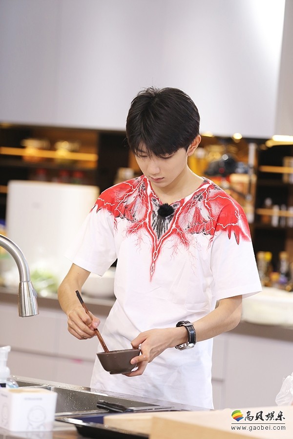 《青春旅社》王源挑战高难度美食，模样惹人喜爱