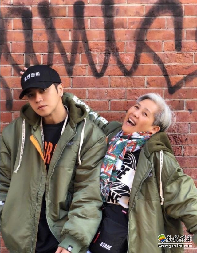 罗志祥母子时尚街拍照:两人同款绿色大衣摆POS 罗志祥母子时尚街拍照:两人同款绿色大衣摆POS