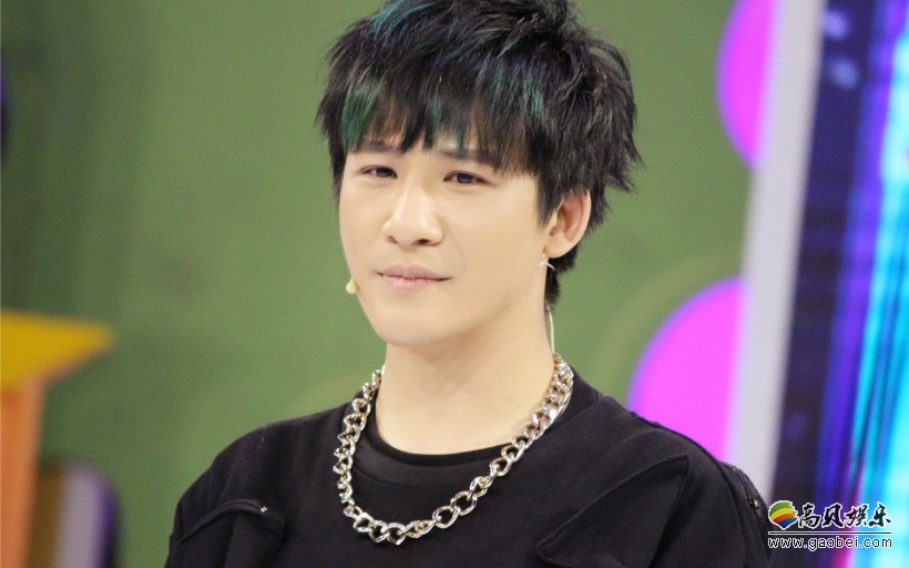 大张伟“父爱泛滥”喂萌娃：竟然惨遭“拍脸蹂躏”