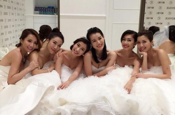 胡杏儿晒出闺蜜团合照：好闺蜜们把她拥簇在中间