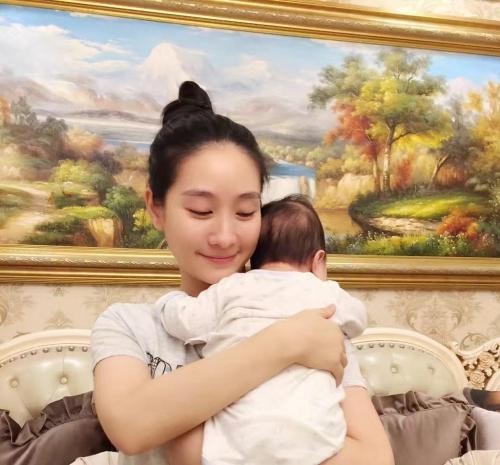 陶昕然晒出一组照片：和大家分享女儿的成长点滴