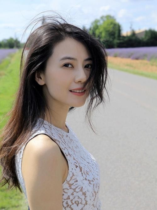 网友晒出高圆圆拍戏现场照：看起来非常的温婉大方