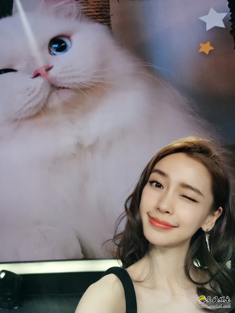 品牌手机代言活动：Angelababy搞怪自拍，仙气十足
