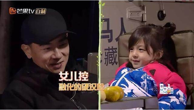 刘耕宏＆小泡芙出席活动：陈小春送棒棒糖获甜蜜亲吻