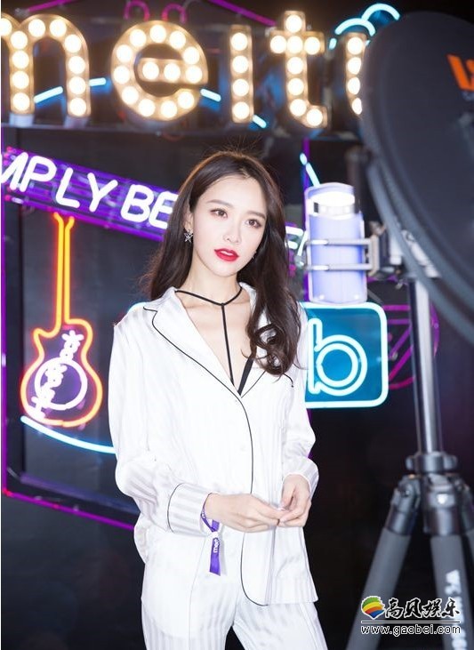 黄一琳出席品牌发布会：白色套装惊艳亮相，靓丽风景