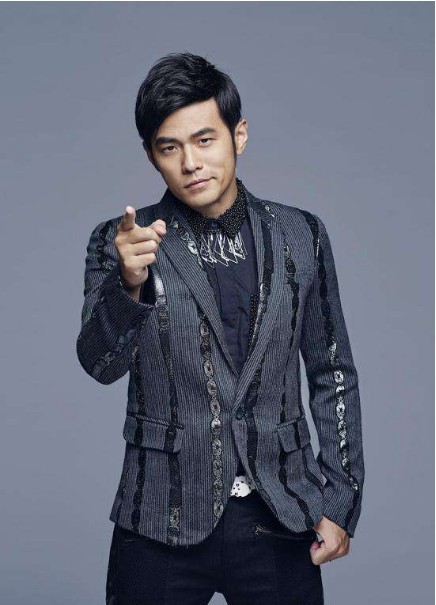 官网微博晒出周杰伦近照：留着络腮胡，非常有男人味