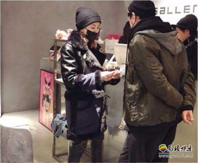 网友偶遇昆凌和老公周杰伦东京逛街，不时询问对方意见