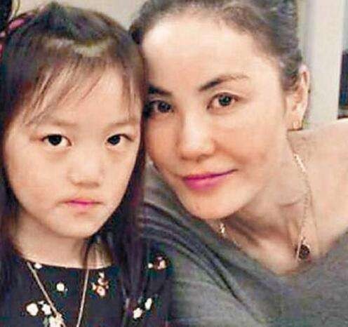 网友航班偶遇王菲和女儿李嫣：侧颜依然特别漂亮有气质