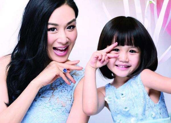 钟丽缇晒出女儿小考拉剧组吃饭照：呆萌笑容，特别可爱