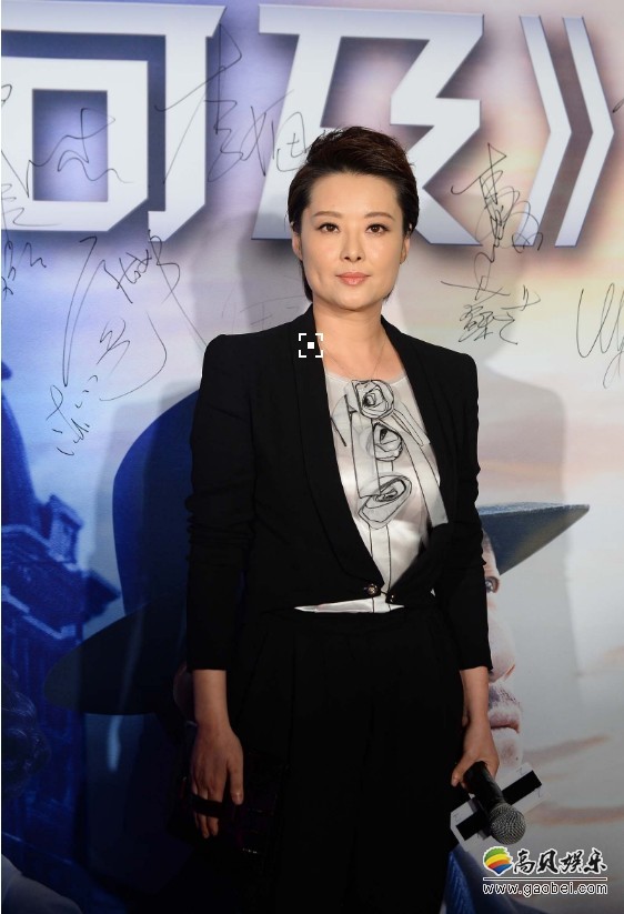 袁立晒出泳装照：在泳池里尽情驰骋！还分享了自拍美照