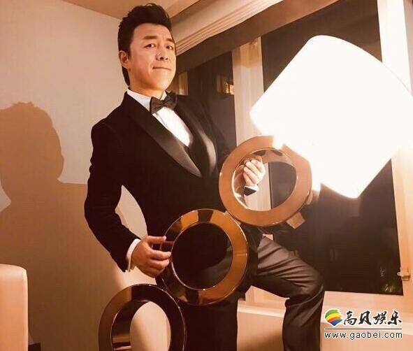 黄渤憾失金马奖＆影帝爆冷！微博晒出两张“搞怪”合影