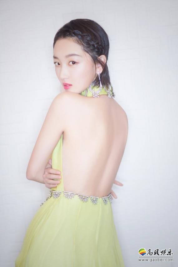 台湾金马奖星光大道：周冬雨黄色丝绸礼服，“清纯活泼”