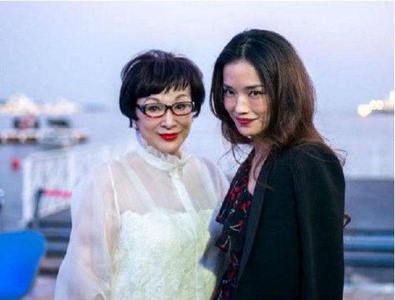 台湾金马奖颁奖：舒淇移坐来向徐枫致意，留下精采合照