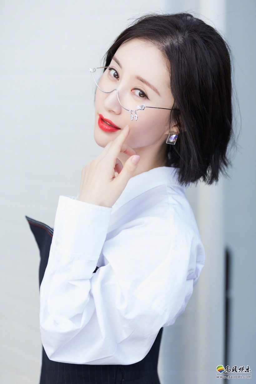 舒畅微博晒出美照！皮肤白皙，红唇抢镜，自曝“想增肥”