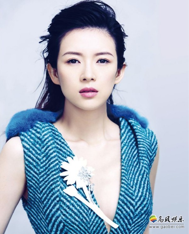 章子怡现身母校中央戏剧学院：与师妹张雪迎合影不显老