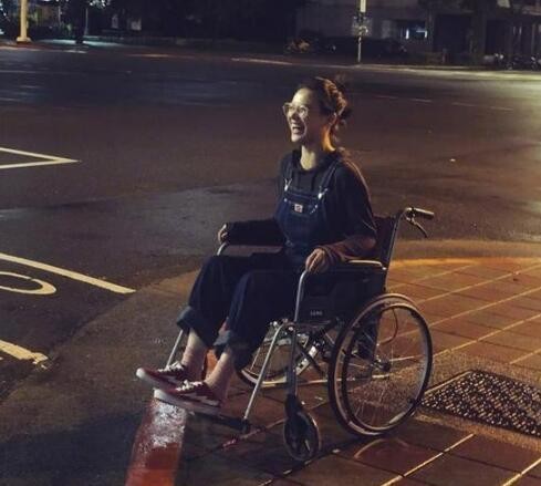 马思纯通过微博晒出在台北街头照片：清纯模样，惹人爱