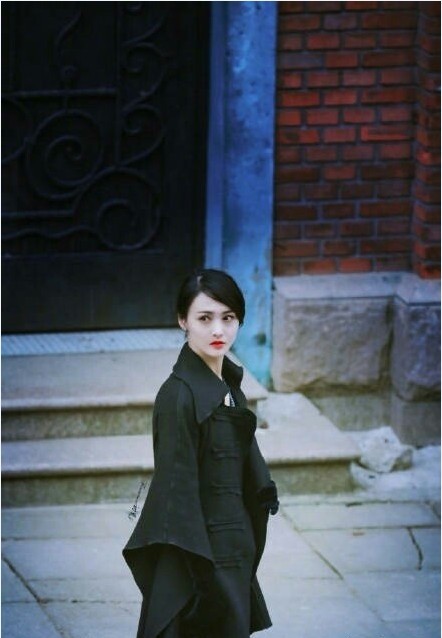 网友晒出遇到郑爽照片：身穿蓝色大衣，看起来又瘦又美