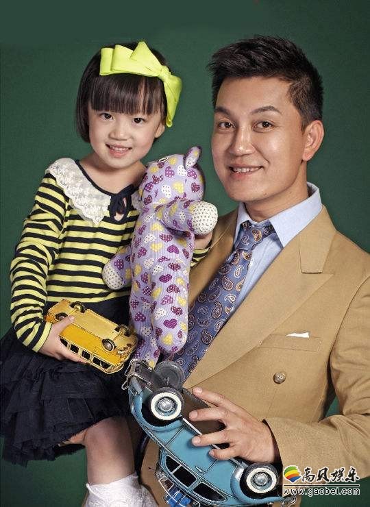 李锐微博晒出女儿近照：调皮可爱，笑容灿烂，摆pose
