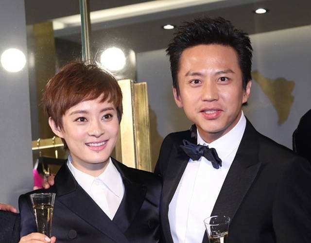 网友偶遇邓超＆孙俪商场逛街：超哥乖巧的跟在娘娘后面