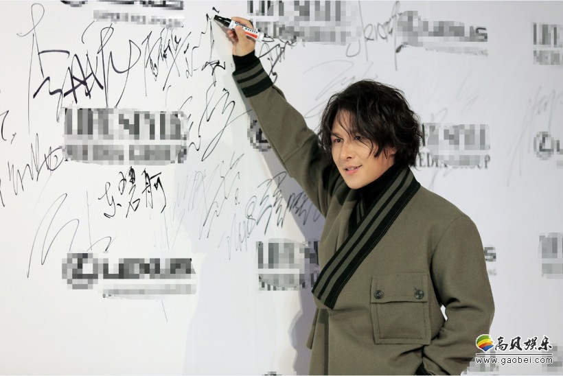 曹轩宾出席时装发布会看秀：时尚装扮，时髦却不失格调