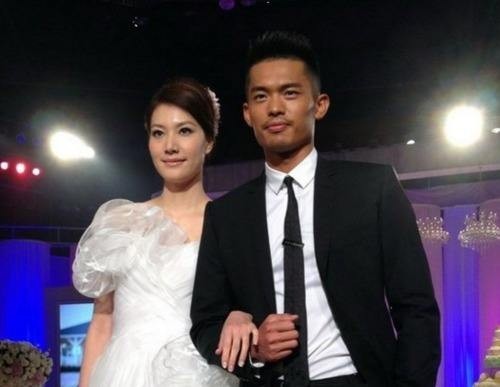 林丹＆谢杏芳二人出席某活动：全程十指相扣，恩爱有加