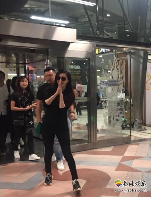 网友晒范冰冰抵达泰国机场照片：粉丝互动，亲和力超强