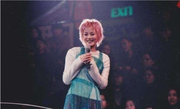 王菲早年红发旧照曝光：与女儿窦靖童红发造型，十分相似