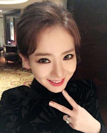 戚薇微博晒出美照：做着手撩头发动作，看起来十分迷人