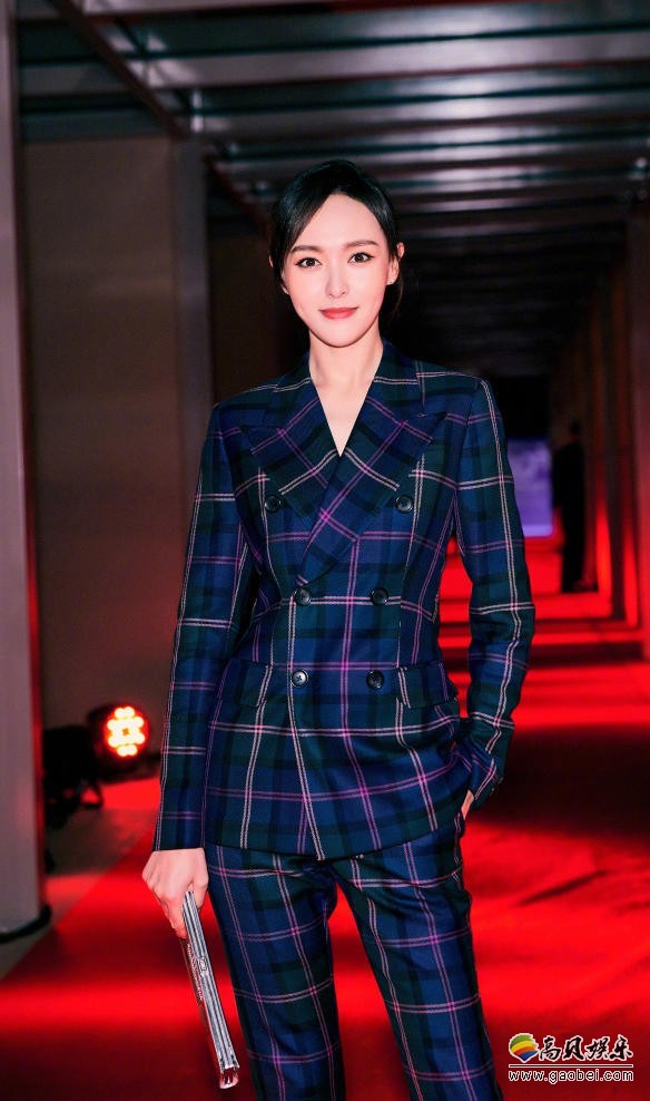 唐嫣现身某活动现场：最新造型，实力诠释成熟精英魅力