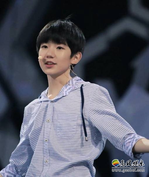 王源拗时尚造型“塞衣角”，老爷爷却怪他不好好穿衣服