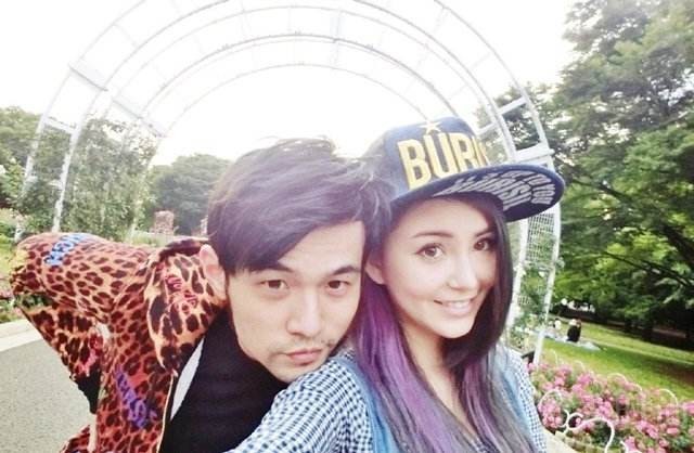 周杰伦晒出和昆凌合照：爱妻高举手机自拍，难得入镜