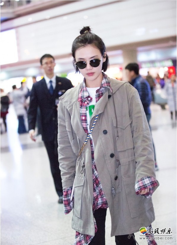 马思纯结束金马奖行程返京：率性潇洒，英伦风范十足