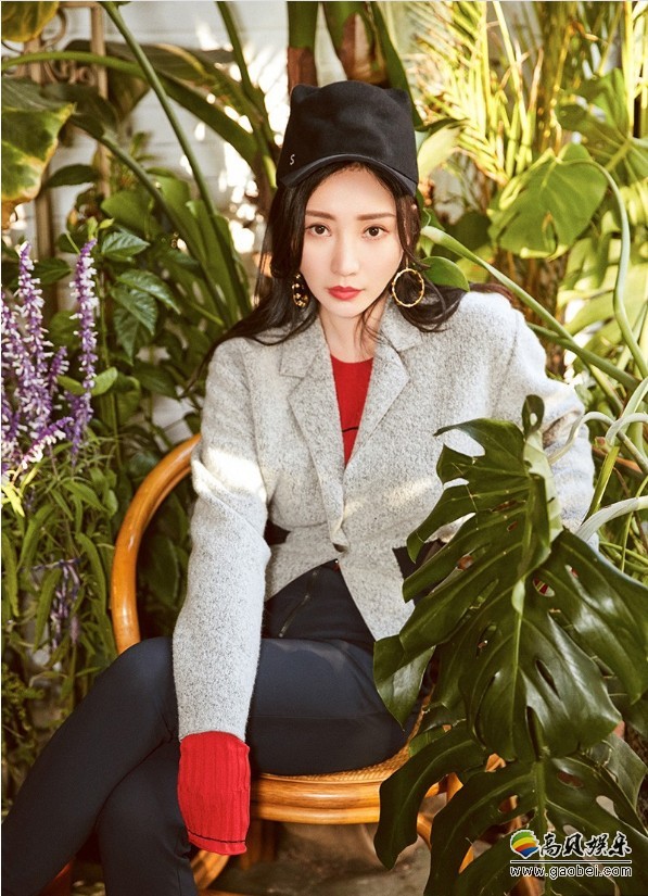 柳岩唯美花房写真：置身阳光花房之间，干练甜美气质