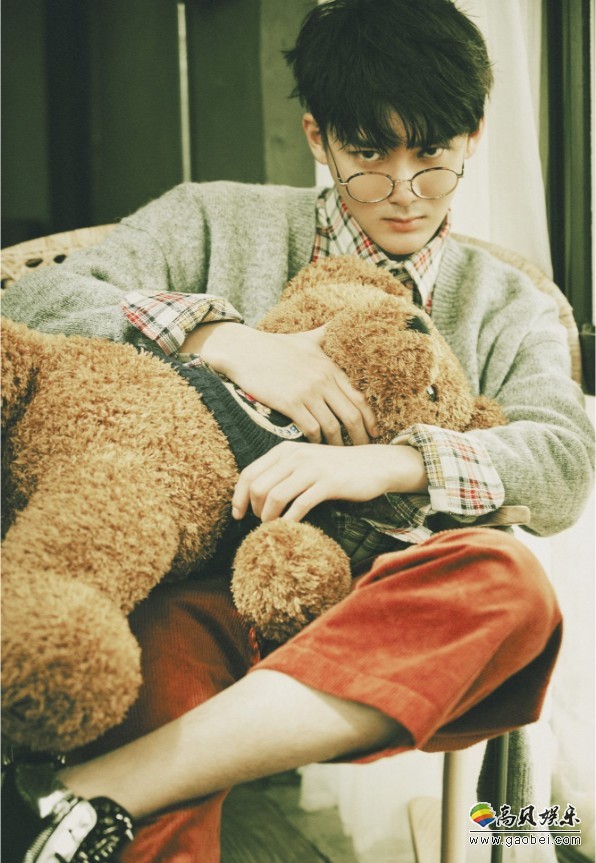 熊梓淇百变街拍写真照：表情俏皮搞怪，大玩“眼神撩”