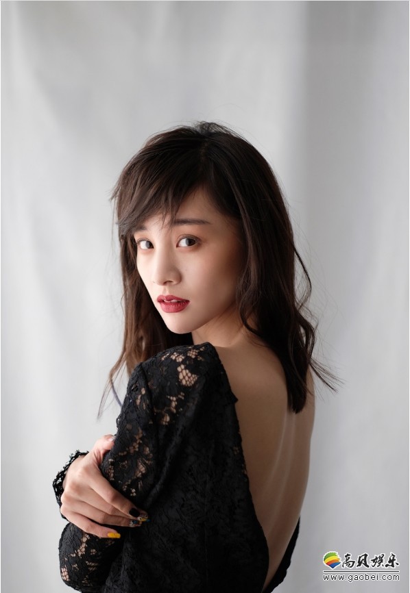 陈龙微博转发娇妻章龄之裸背写真：妩媚十足性感霸气