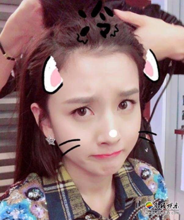 宋祖儿微博晒自拍照：正在尝试新发型，冲着镜头卖萌