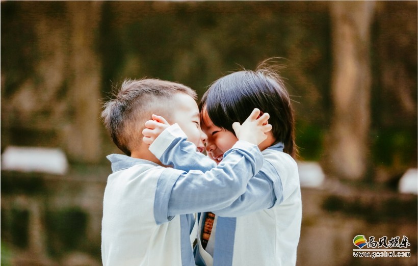 《爸爸去哪儿5》Max和Jasper头靠头：使出“捧脸杀”