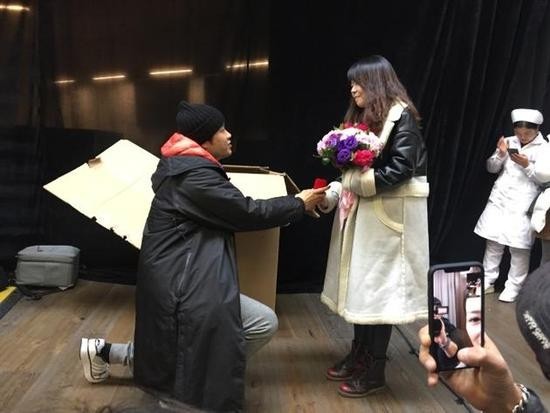 汪峰＆章子怡帮助女编导未婚夫策划惊喜求婚！喜获成功