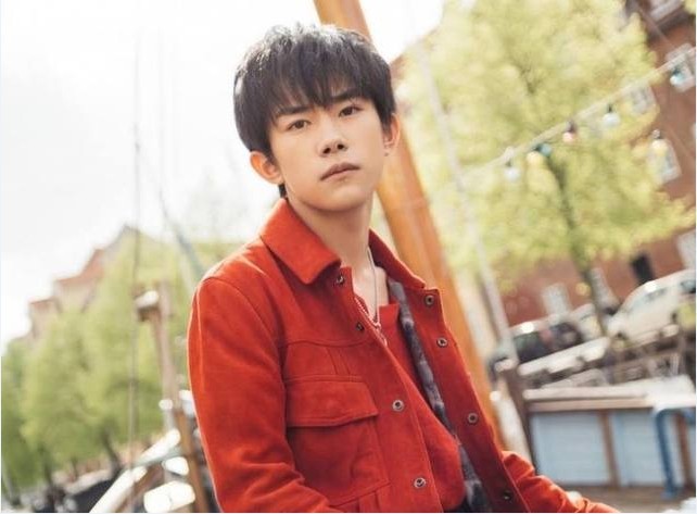 易烊千玺17岁生日晒照：低头吃面，侧颜迷人，气质绝佳