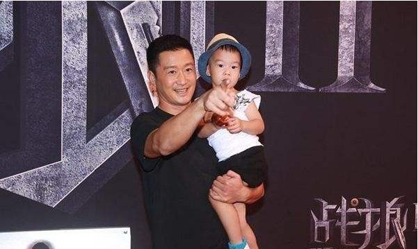 谢楠微博晒儿子吴所谓照片：化身“天文学家”仰望星空