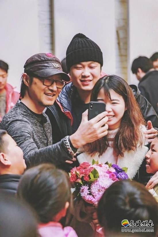 章子怡＆汪峰帮助女编导未婚夫求婚成功：微博表示祝福