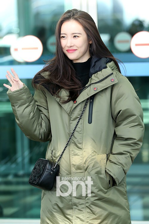 歌手宣美经由国际机场出发   前往香港参加2017MAMA颁奖典礼